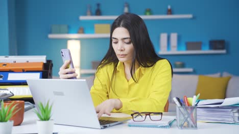 Portrait-of-young-businesswoman-working-in-her-home-office.